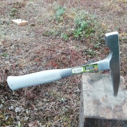  Her er en god kvalitets Stein/geolog hammer med spiss, uunnværlig for oss som vil hakke hardpakket grus